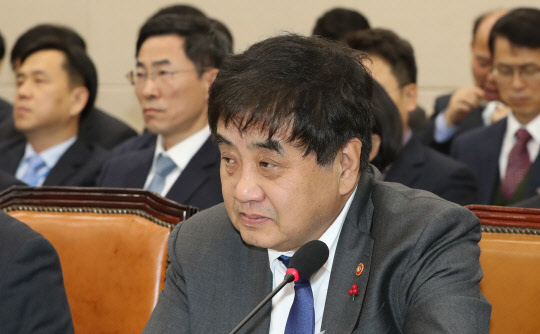 한상혁 방송통신위원회 위원장이 지난 23일 오전 서울 여의도 국회에서 열린 과학기술정보방송통신위원회 전체회의에서 의원발언을 듣고 있다.  연합뉴스